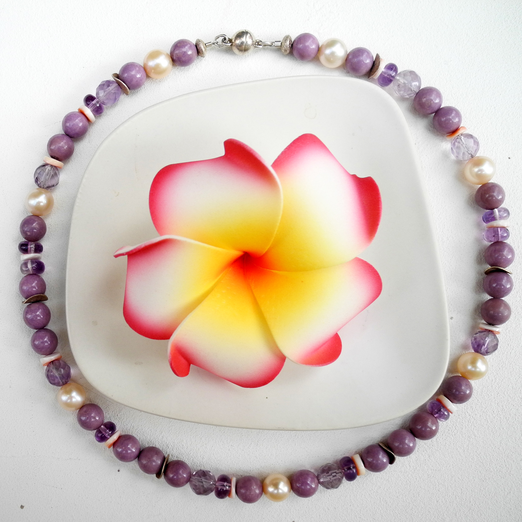 Edelsteincollier aus Suggilith/Amethyst/Muschel/Süßwasserzuchtperlen/925% Silber mit Magnetverschlußl/